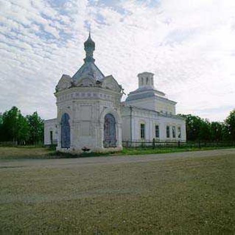 Часовня и Спасская церковь. Часовня (1904 г.) и Спасская церковь (1810 г.) в селе Красногорском