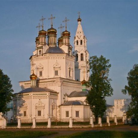 Троицкий собор. Троицкий собор (1703—1712) и восточная стена кремля